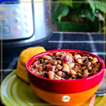 bowl of ham hocks and black eyed peas